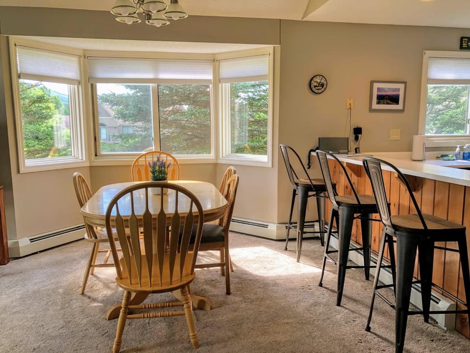 F3 Fairway Village Condo with great mountain views, 8 minute walk from Omni Mount Washington Hotel! House in Bretton Woods