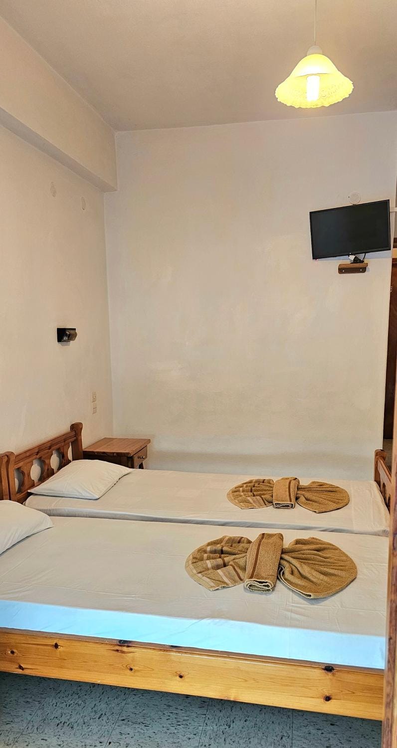 Bed, TV and multimedia, Photo of the whole room, Bedroom