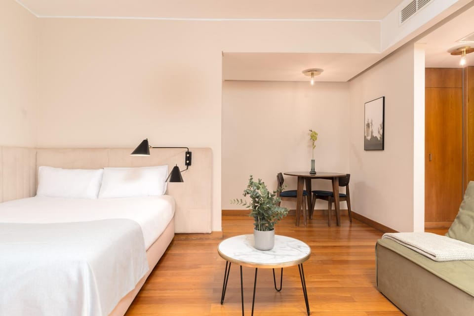 Bed, Photo of the whole room, Seating area, Bedroom