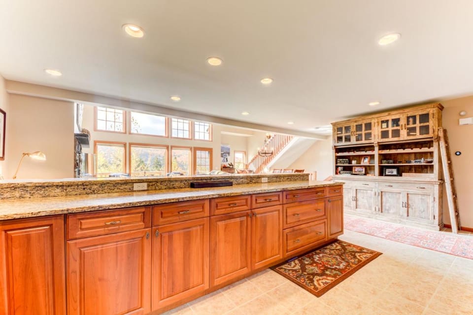 H4 Ski Slope Views! Bretton Woods condo with easy access to Mt Washington, Skiing, White Mountains! Villa in Carroll