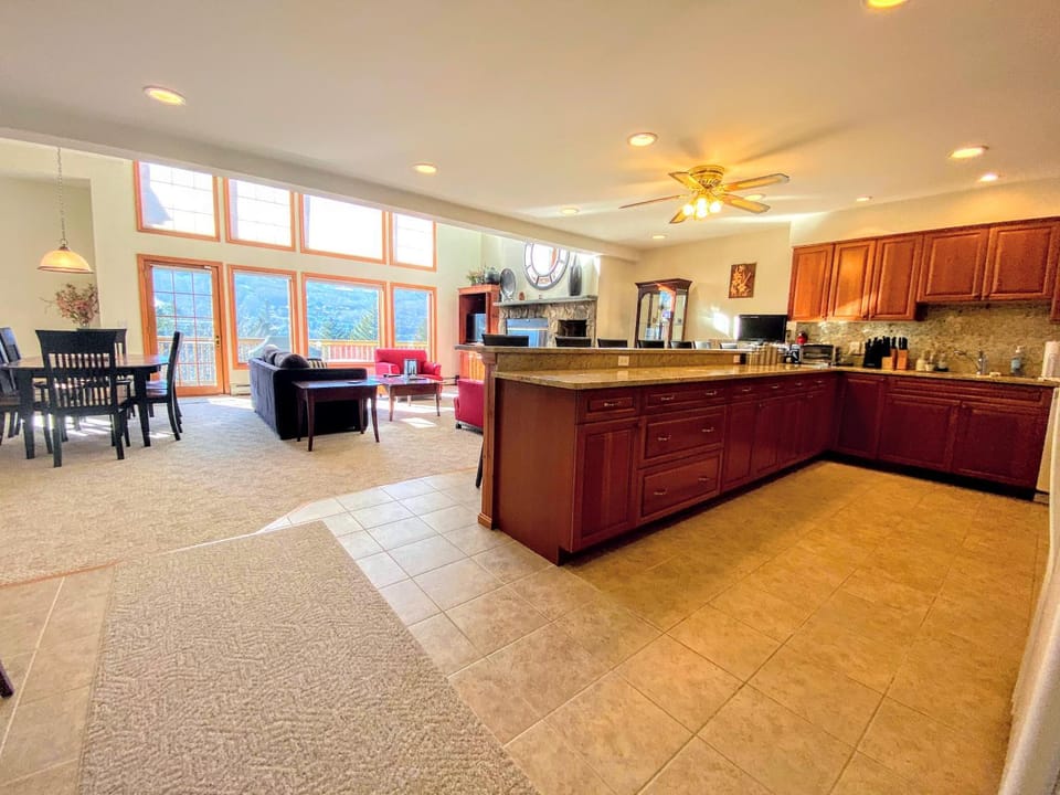 H5 Luxurious StoneHill Townhome with magnificent ski slopes view, hot tub! House in Carroll