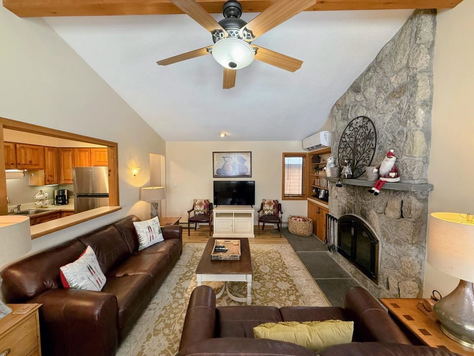 O1 Slopeside Bretton Woods cottage with AC large patio and private yard Walk to slopes Villa in Carroll