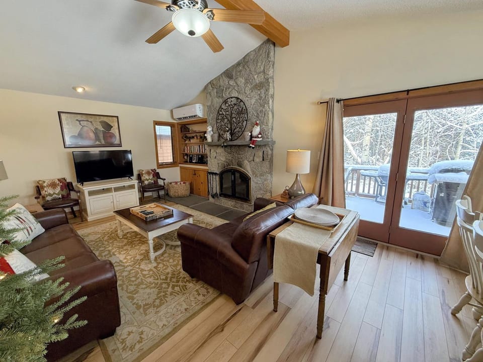 O1 Slopeside Bretton Woods cottage with AC large patio and private yard Walk to slopes Villa in Carroll