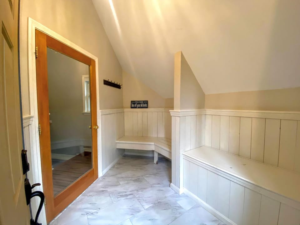 E7 Sunny Bretton Woods private home next to the slopes of Bretton Woods Hot Tub, Wifi House in Carroll