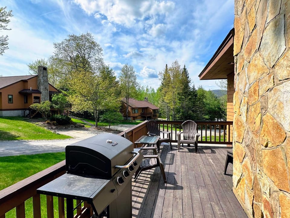 O7 Slopeside Bretton Woods Resort cottage with upscale stylings cozy decor tons of space Villa in Carroll