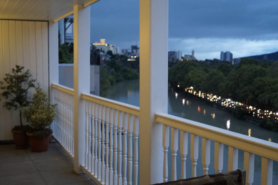 Restaurant/places to eat, Balcony/Terrace, City view
