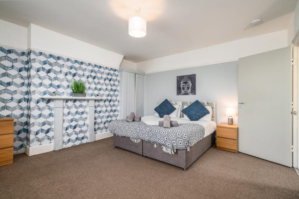 Bed, Photo of the whole room, Bedroom, towels