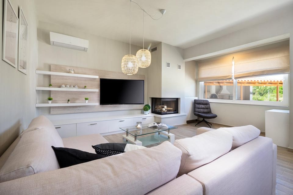 TV and multimedia, Living room, Seating area, air conditioner
