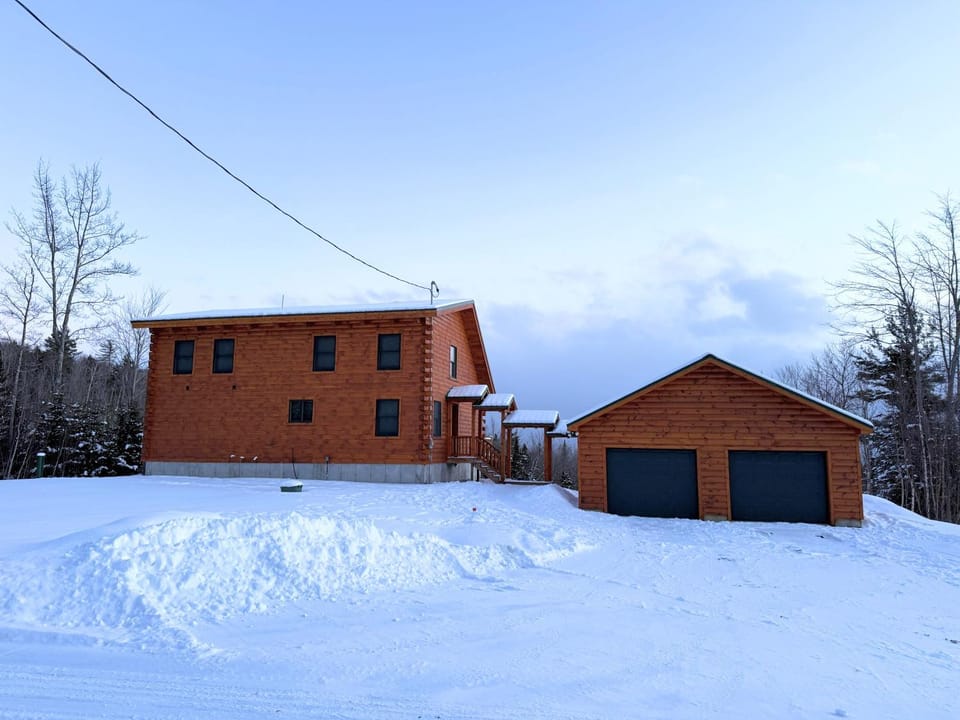 UV Log home with direct Cannon Mountain views Minutes to attractions Fireplace Pool Table AC Villa in Franconia