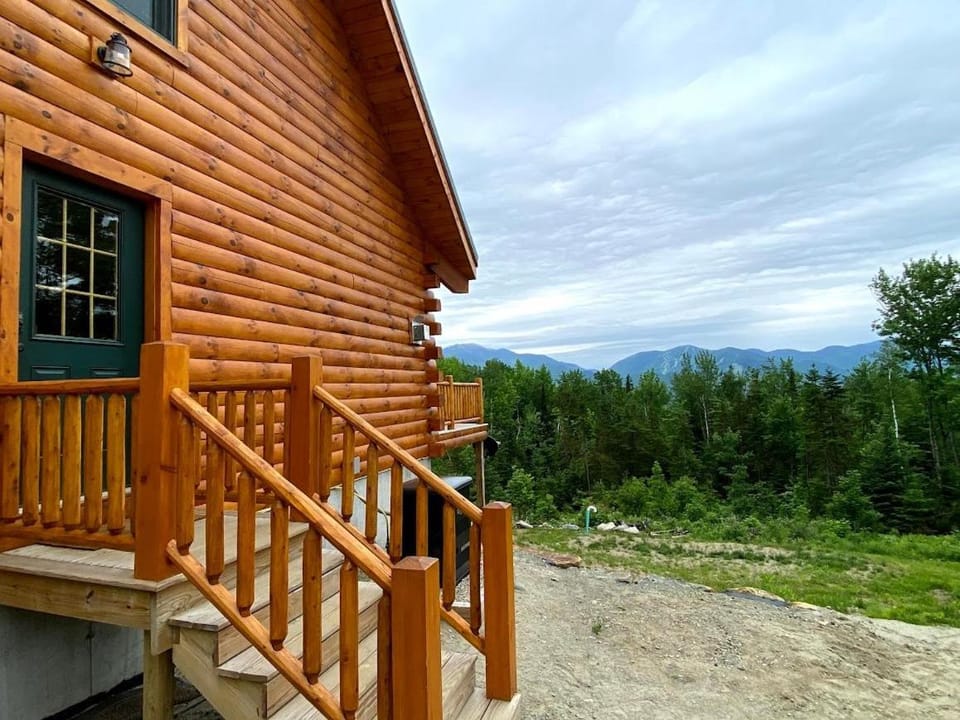 UV Log home with direct Cannon Mountain views Minutes to attractions Fireplace Pool Table AC Villa in Franconia