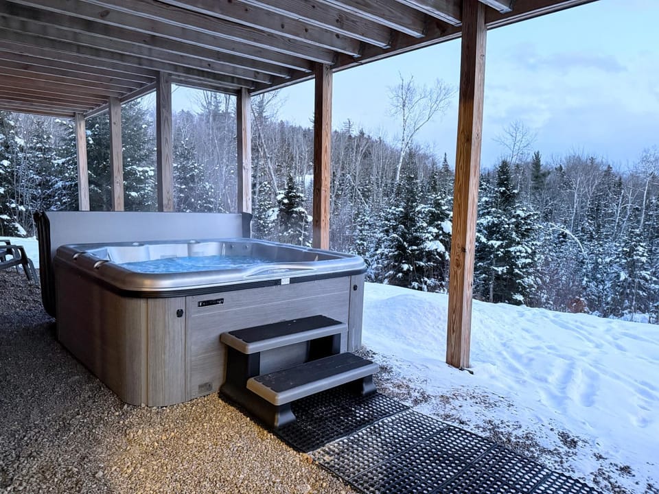 UV Log home with direct Cannon Mountain views Minutes to attractions Fireplace Pool Table AC Villa in Franconia