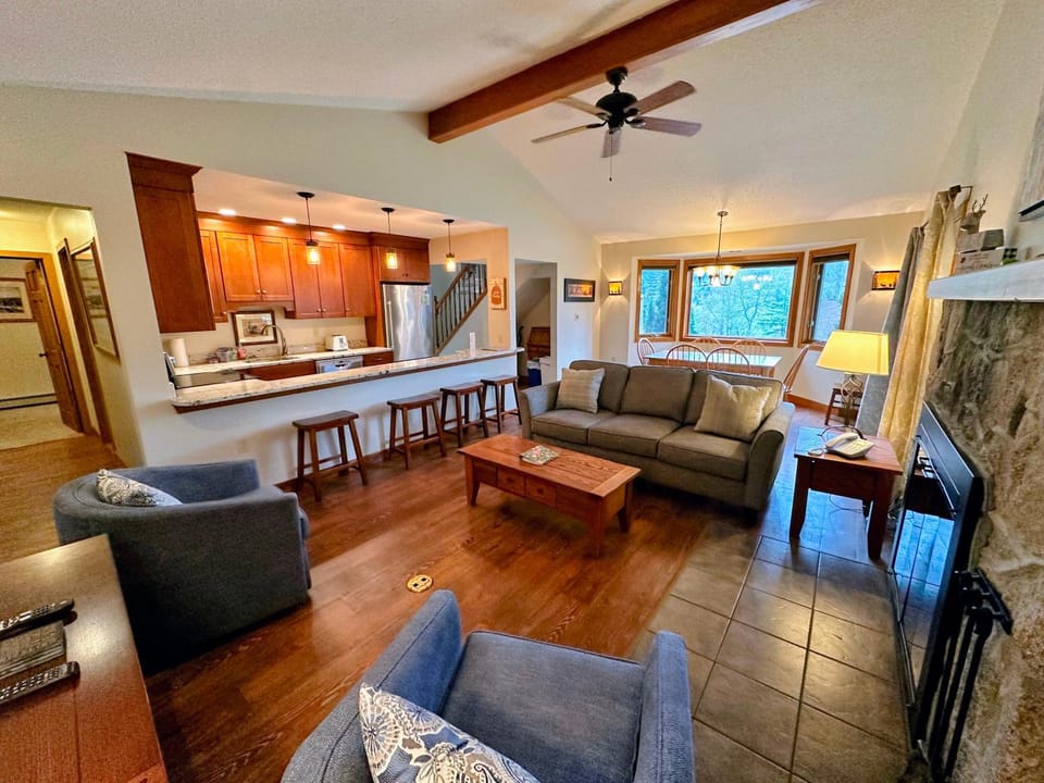 O8 Renovated Forest Cottage Townhome with great Mt Washington views fast wifi Walk to skiing Villa in Carroll