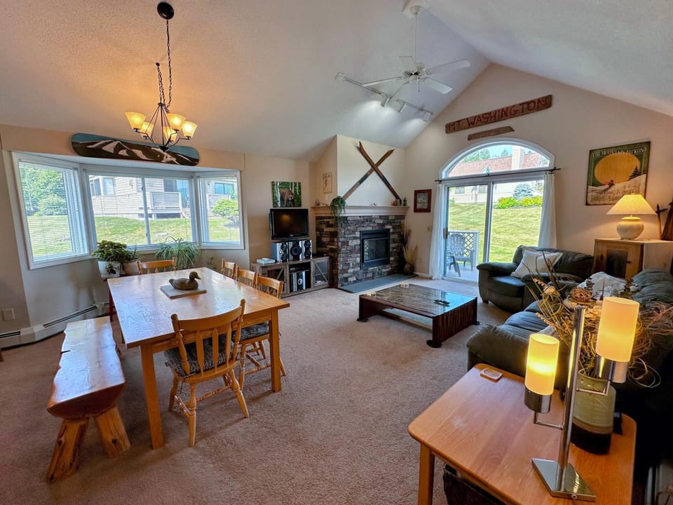 F4 Warm Fairway Village Townhome mountain views and large lawn So much to do Villa in Bretton Woods
