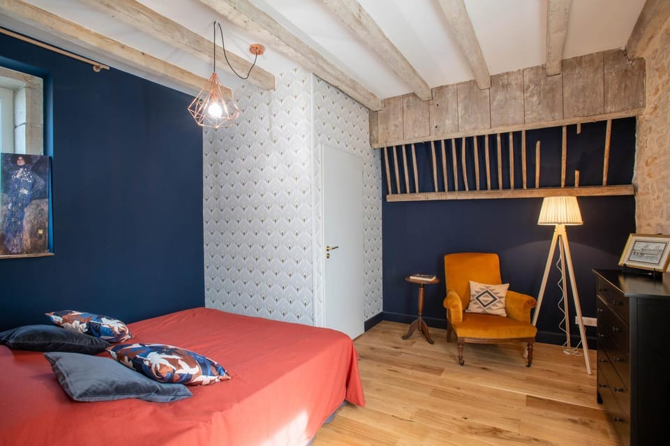 Photo of the whole room, Bedroom