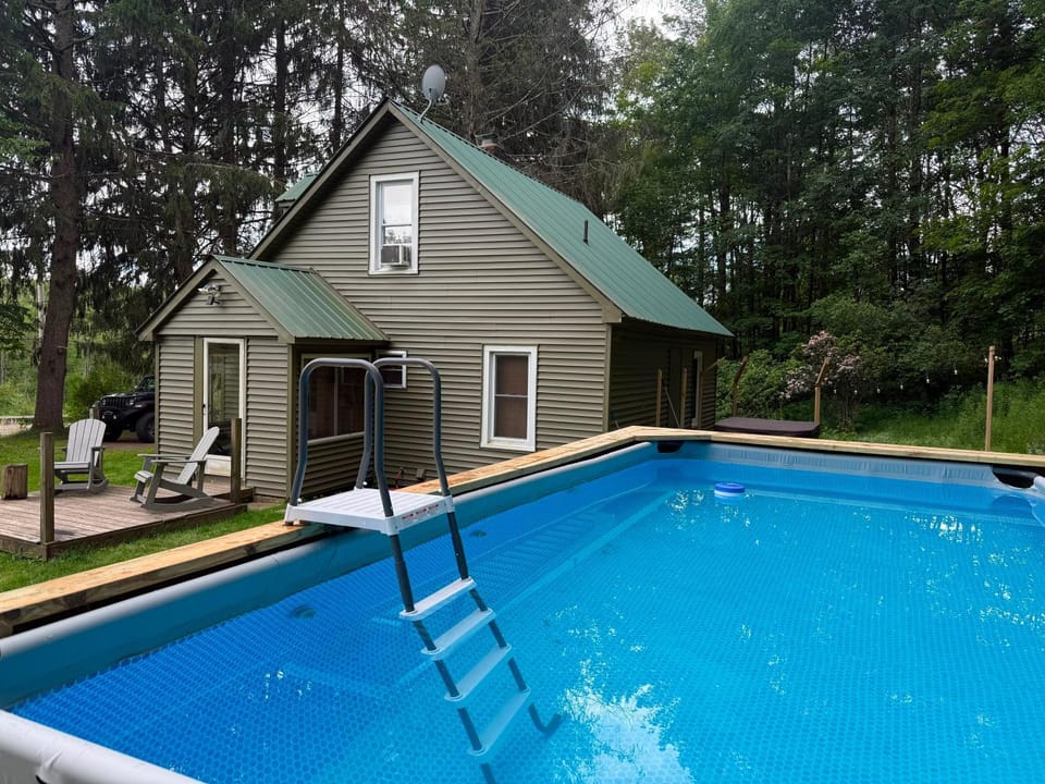 Cozy Cottage with Pool, Jacuzzi, Sauna, and Reading Nook! House in Pennsylvania