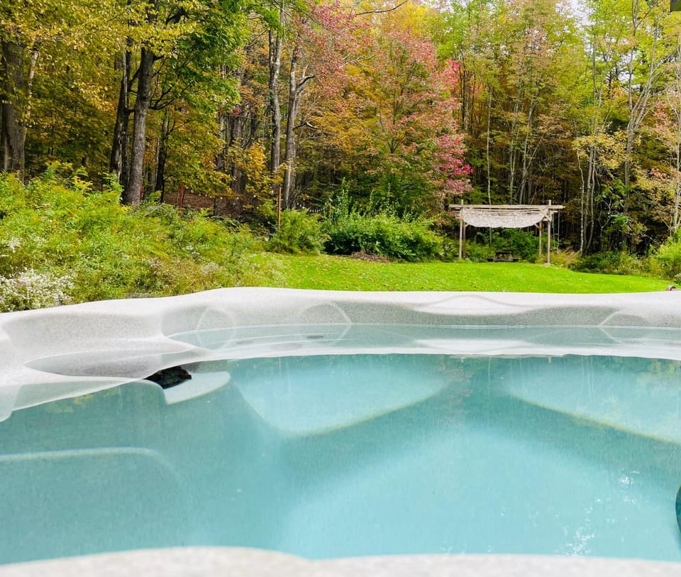 Cozy Cottage with Pool, Jacuzzi, Sauna, and Reading Nook! House in Pennsylvania