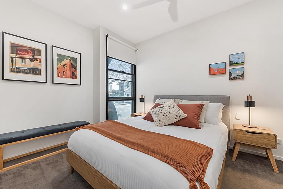 Collingwood with 2BR & 2 Parking Near Smith St Apartment in Melbourne