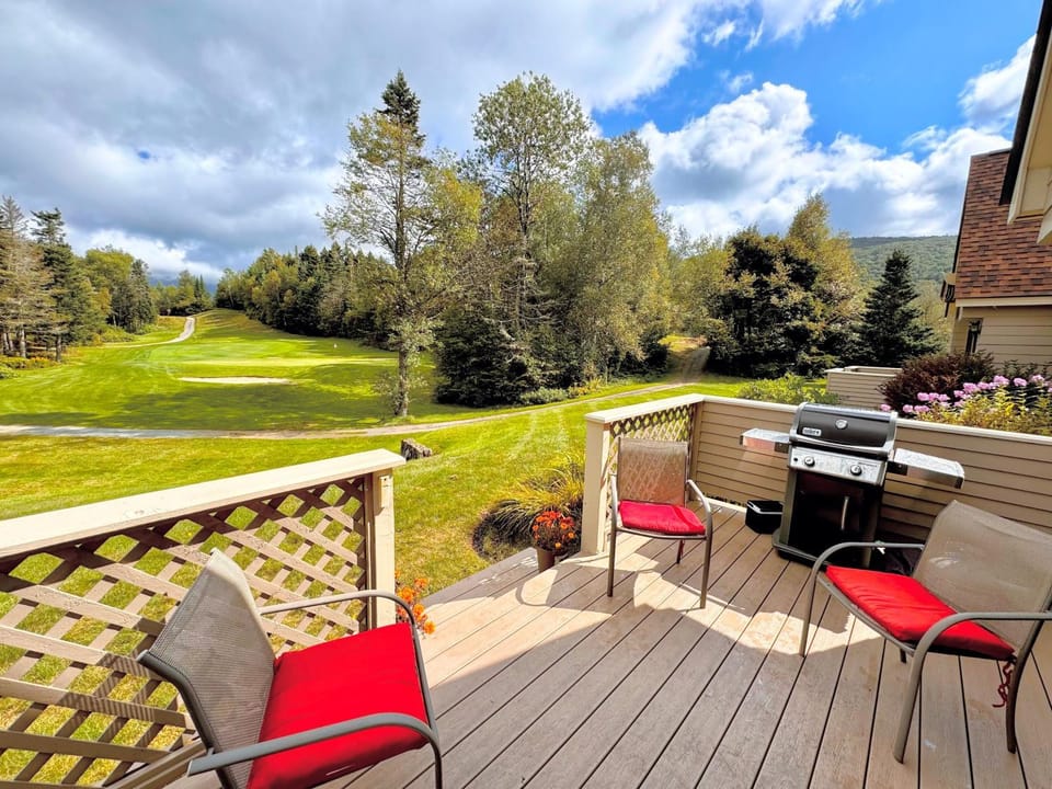 G3 Classy Bretton townhome with AC fast wifi great mountain views right on the golf course Villa in Bretton Woods