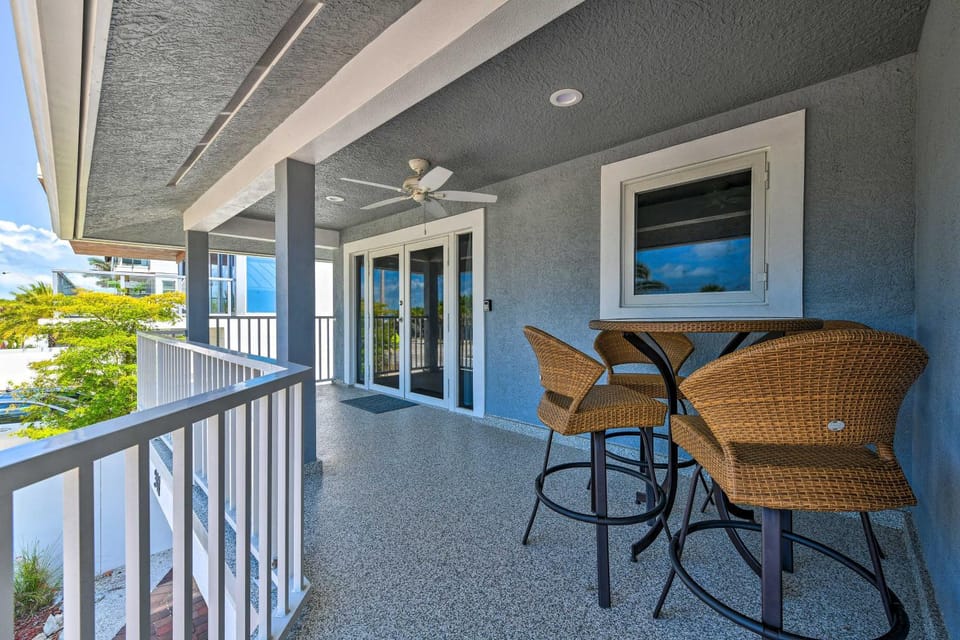 Bright Coastal Condo: Walk to Lido Key Beach! House in Lido Key