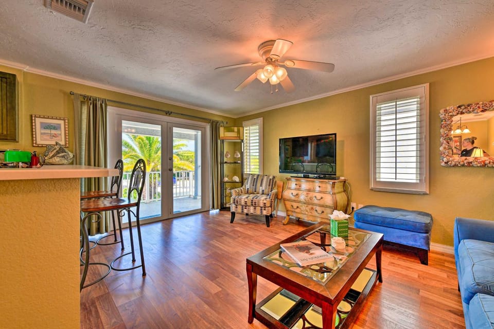 Bright Coastal Condo: Walk to Lido Key Beach! House in Lido Key