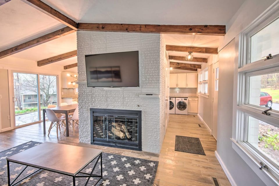 2 Mi to Lake Winnipesaukee! Group Hideaway House in Laconia