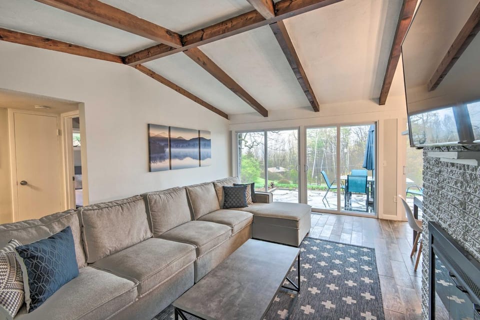 2 Mi to Lake Winnipesaukee! Group Hideaway House in Laconia
