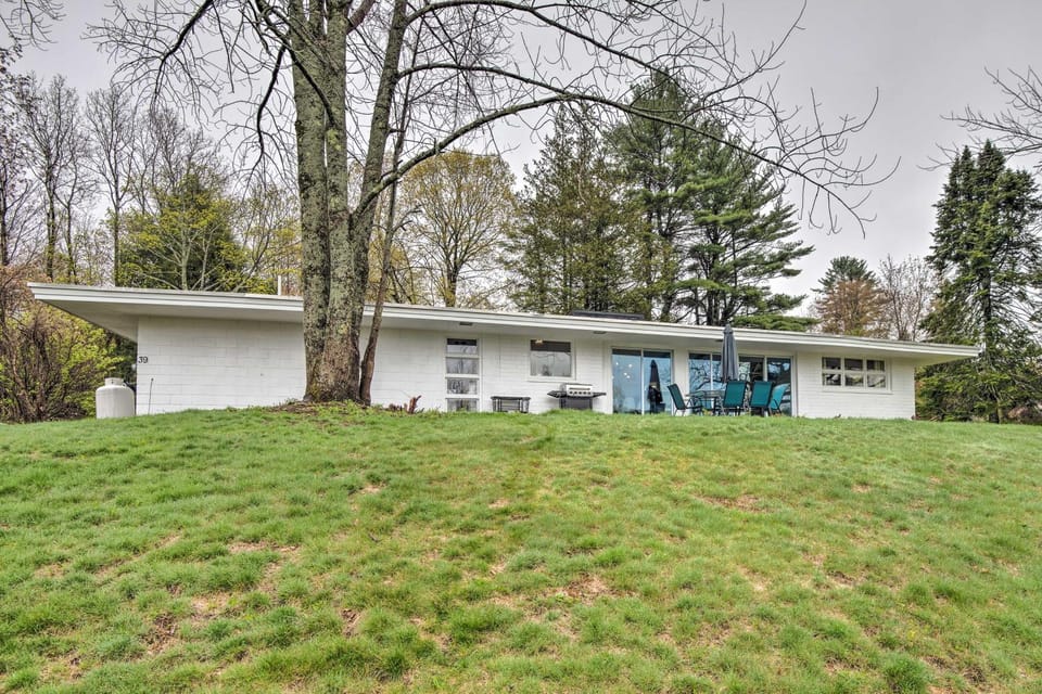 2 Mi to Lake Winnipesaukee! Group Hideaway House in Laconia