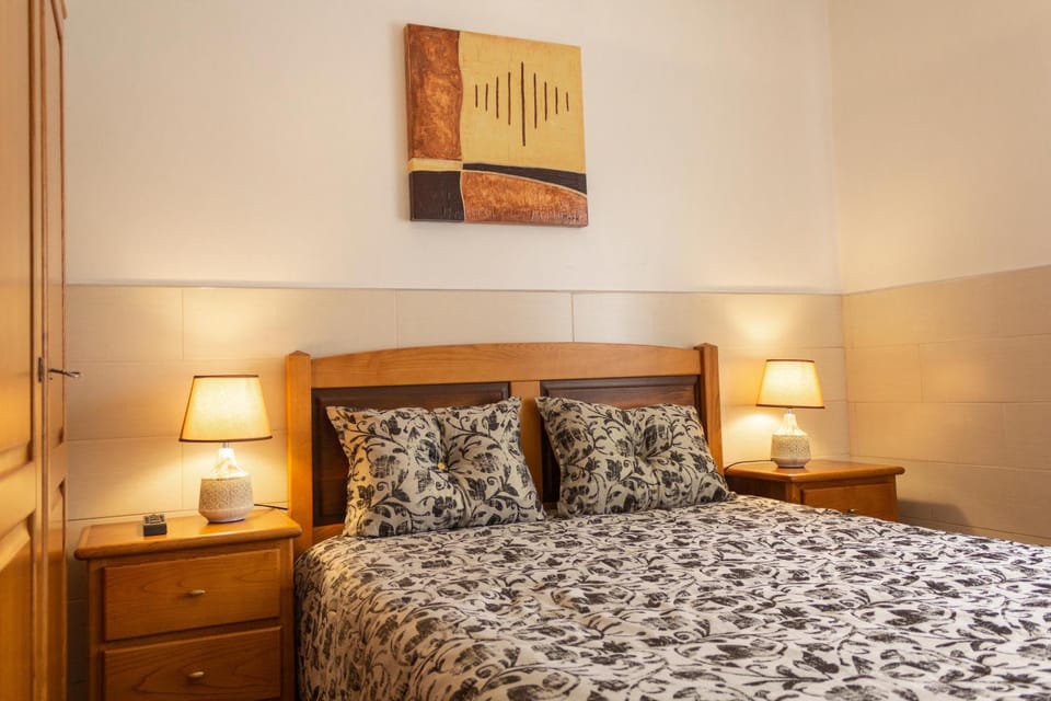 Bed, Bedroom, children, group of guests, Family
