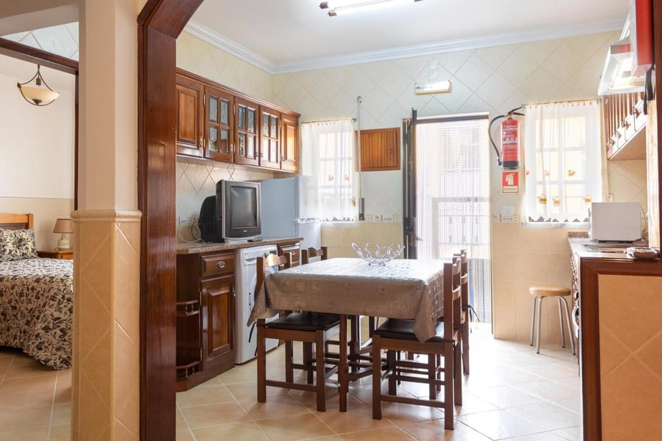 Facade/entrance, TV and multimedia, Coffee/tea facilities, Living room, Food and drinks, Seating area, Communal kitchen
