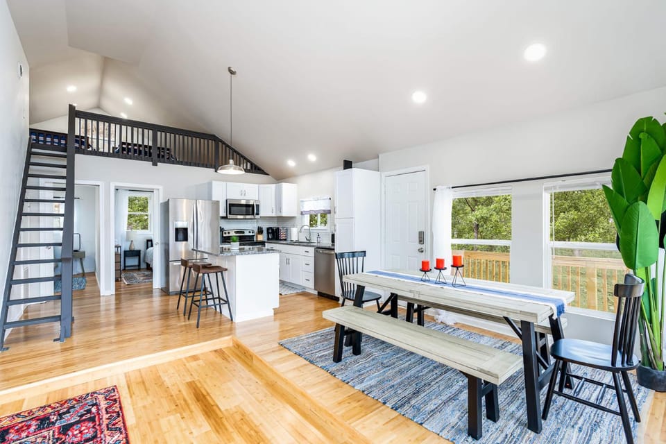 Kitchen or kitchenette, Seating area, Dining area