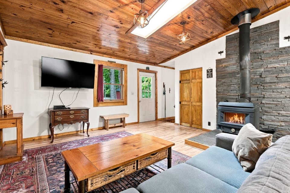 River Cabin w hot tub, fire pit, deck, games, wifi Cabin in Shenandoah Valley