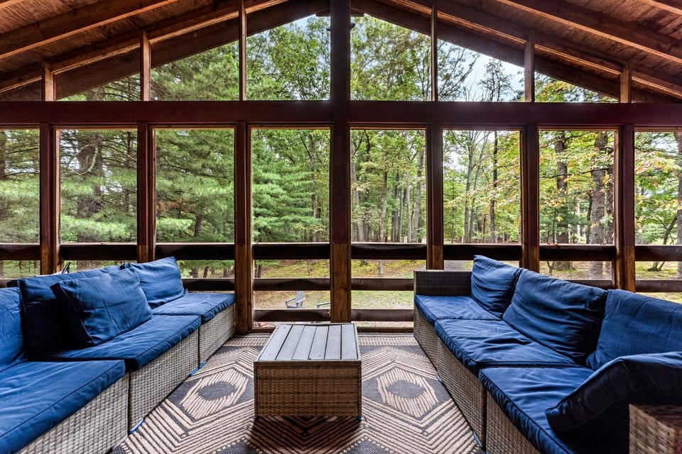 River Cabin w hot tub, fire pit, deck, games, wifi Cabin in Shenandoah Valley