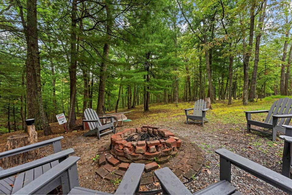 River Cabin w hot tub, fire pit, deck, games, wifi Cabin in Shenandoah Valley
