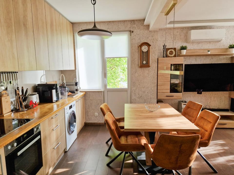 Kitchen or kitchenette, Dining area
