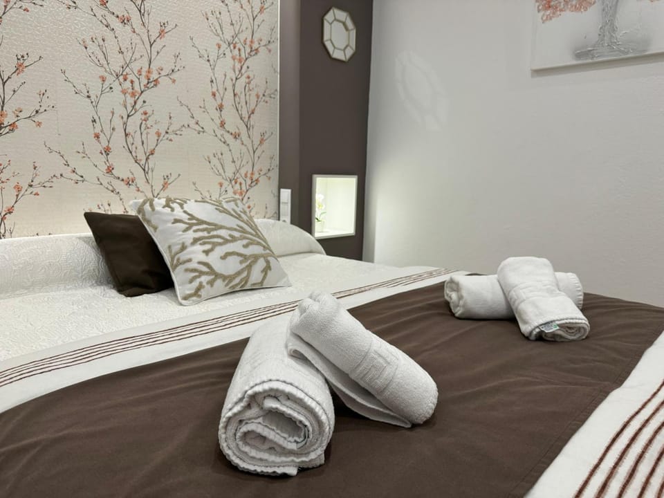 Bed, Photo of the whole room, Bedroom, towels