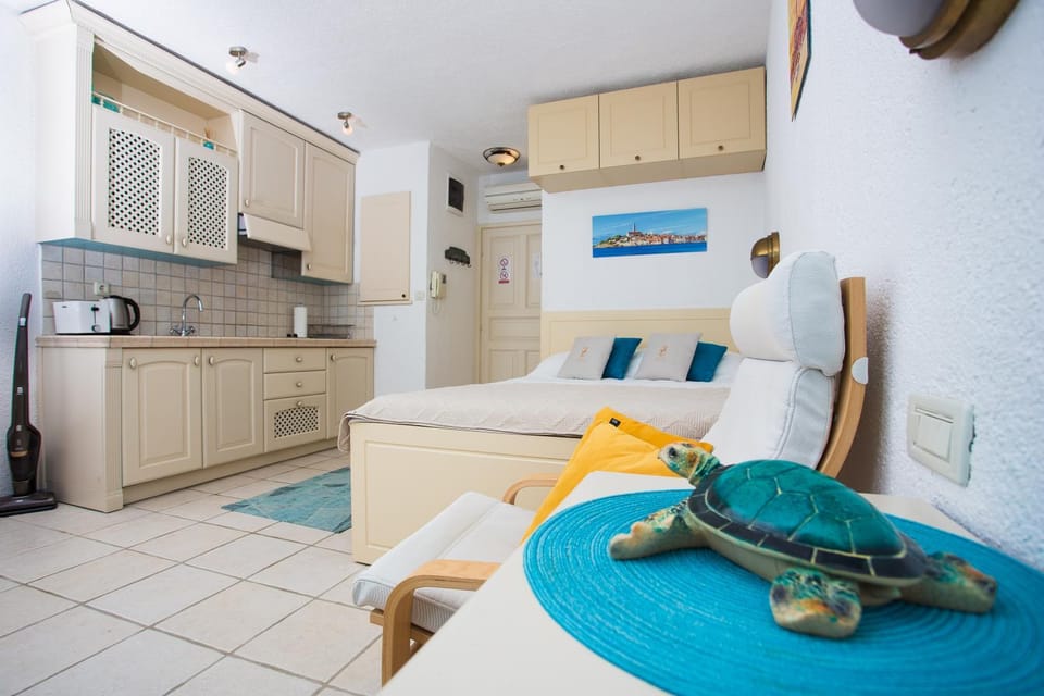 Bed, Bedroom, kitchen