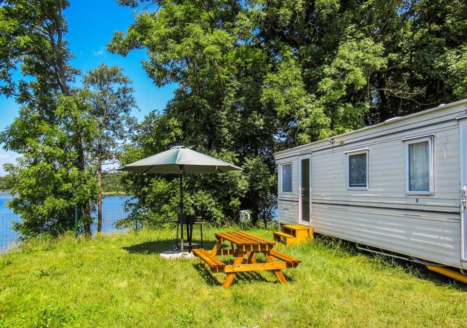 Property building, Natural landscape, Garden, Evening entertainment, Garden view, Lake view