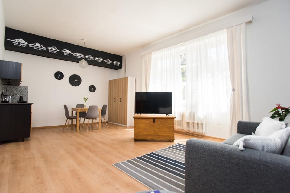 TV and multimedia, Living room, Seating area, Dining area