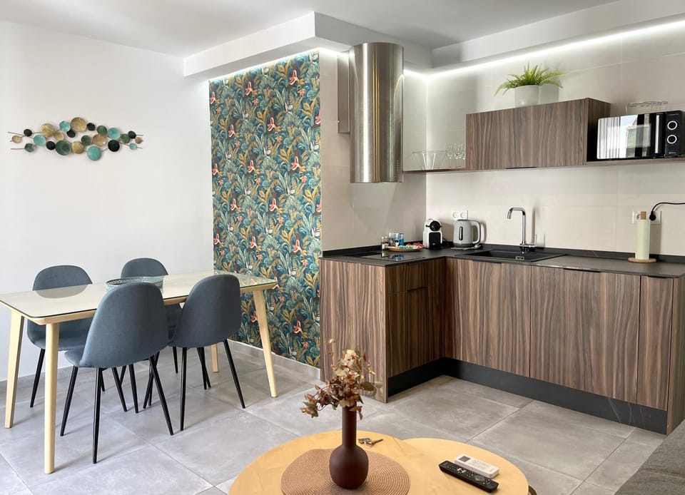 Coffee/tea facilities, Kitchen or kitchenette, Seating area, Dining area, stove
