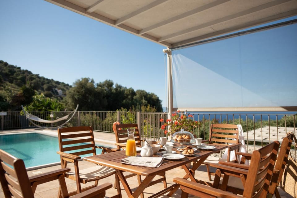 Dining area, Swimming pool