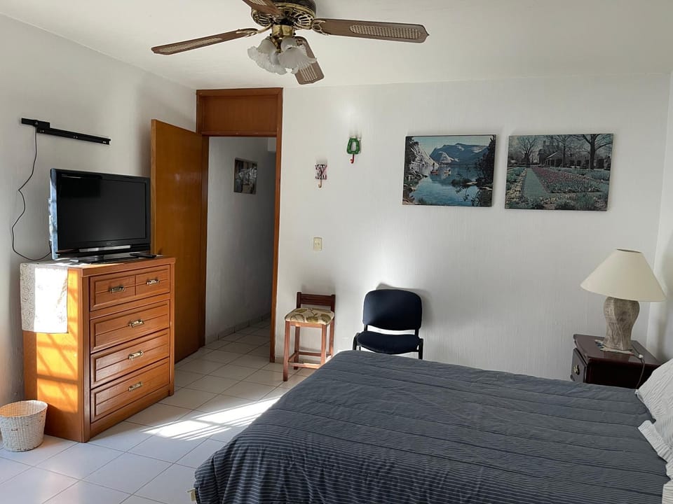 TV and multimedia, Photo of the whole room, Bedroom