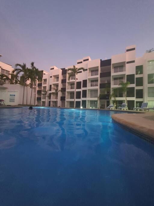 Departamento en planta baja, frente a la alberca y terraza, aire acondicionado total y WIFI Apartment in Manzanillo