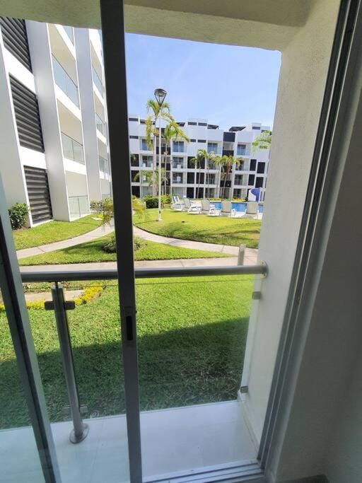 Departamento en planta baja, frente a la alberca y terraza, aire acondicionado total y WIFI Apartment in Manzanillo
