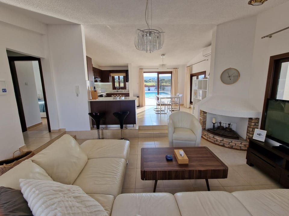 TV and multimedia, View (from property/room), Living room, Lounge or bar, Decorative detail, Seating area, Dining area, Pool view, Swimming pool, Family, Quiet street view, babysiter, locker, soundproof, kitchen, air conditioner