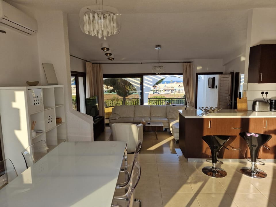 TV and multimedia, View (from property/room), Balcony/Terrace, Living room, Lounge or bar, Decorative detail, Seating area, Dining area, Sea view, Family, Quiet street view, babysiter, hair dresser, locker, soundproof, air conditioner