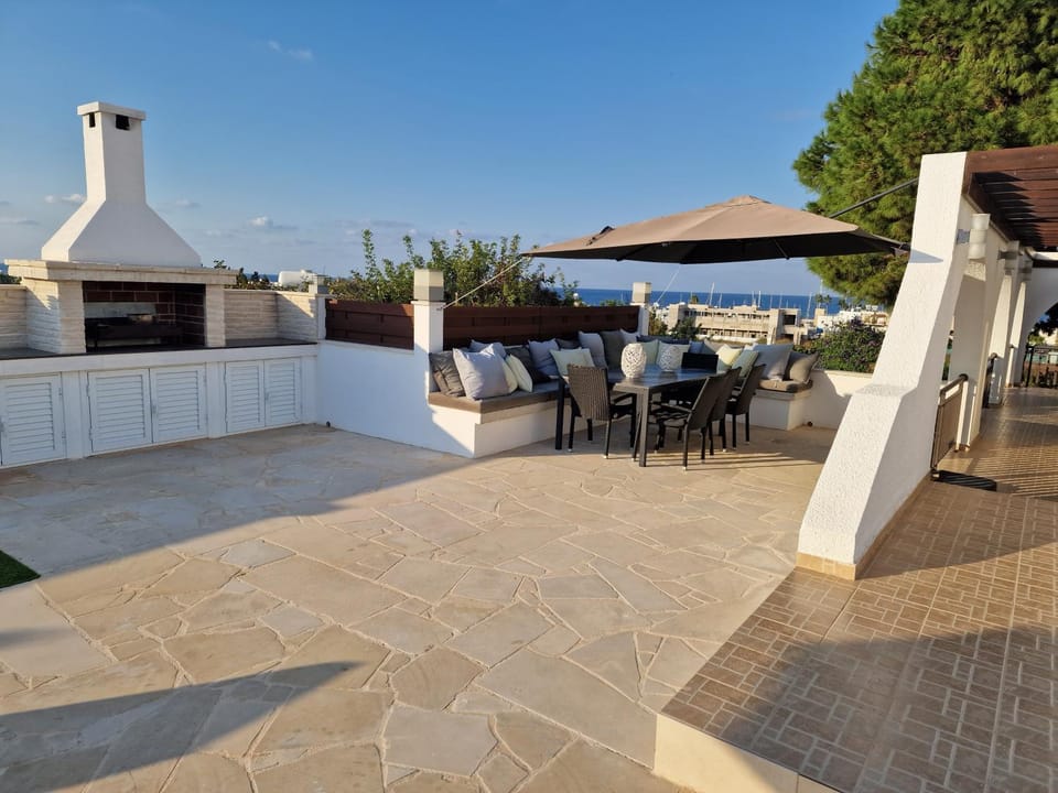 Patio, Nearby landmark, Restaurant/places to eat, Day, Natural landscape, Activities, BBQ facilities, Fishing, Decorative detail, Seating area, Dining area, Beach, Pool view, Sea view, Area and facilities, Location, Sunrise, Sunset, Quiet street view, soundproof