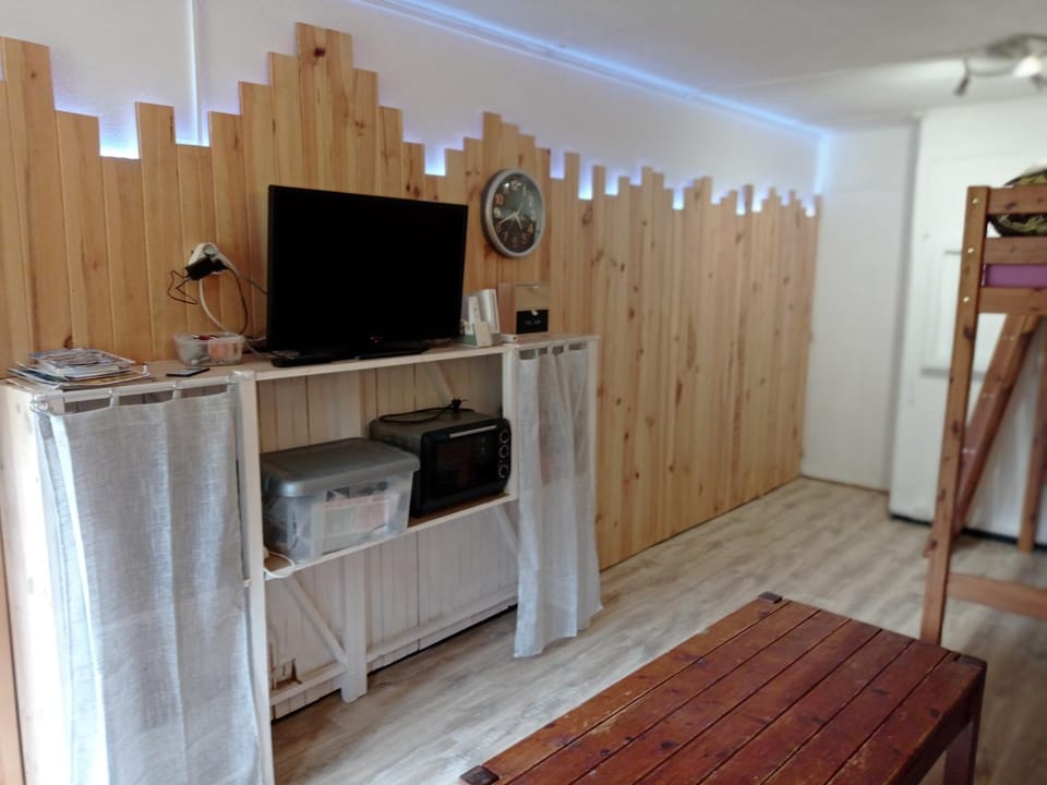 Property building, Living room, pet friendly