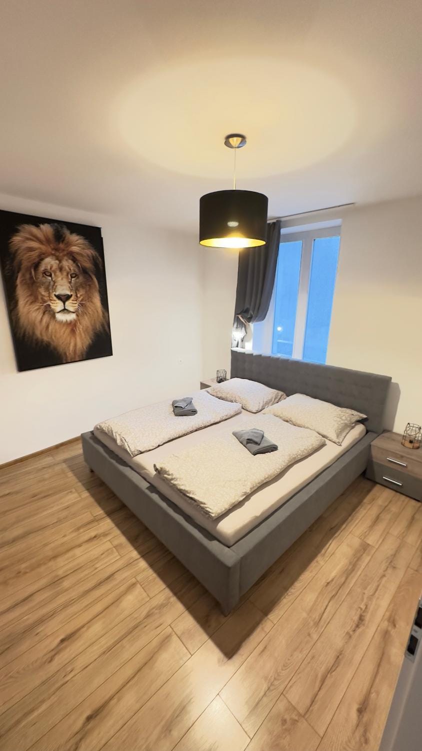 Bed, Bedroom, towels