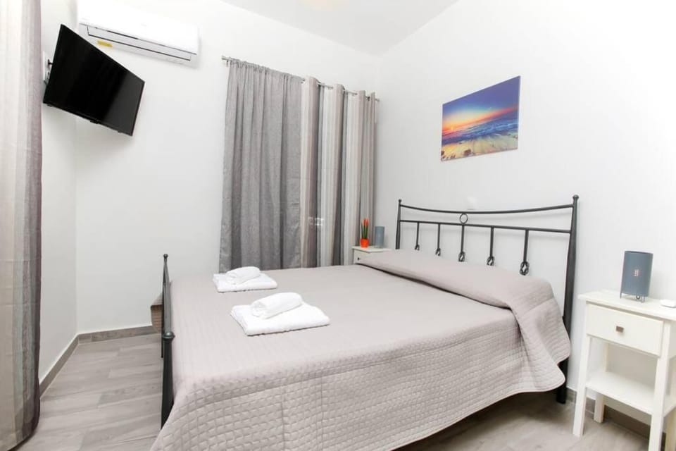 TV and multimedia, Photo of the whole room, Bedroom, towels
