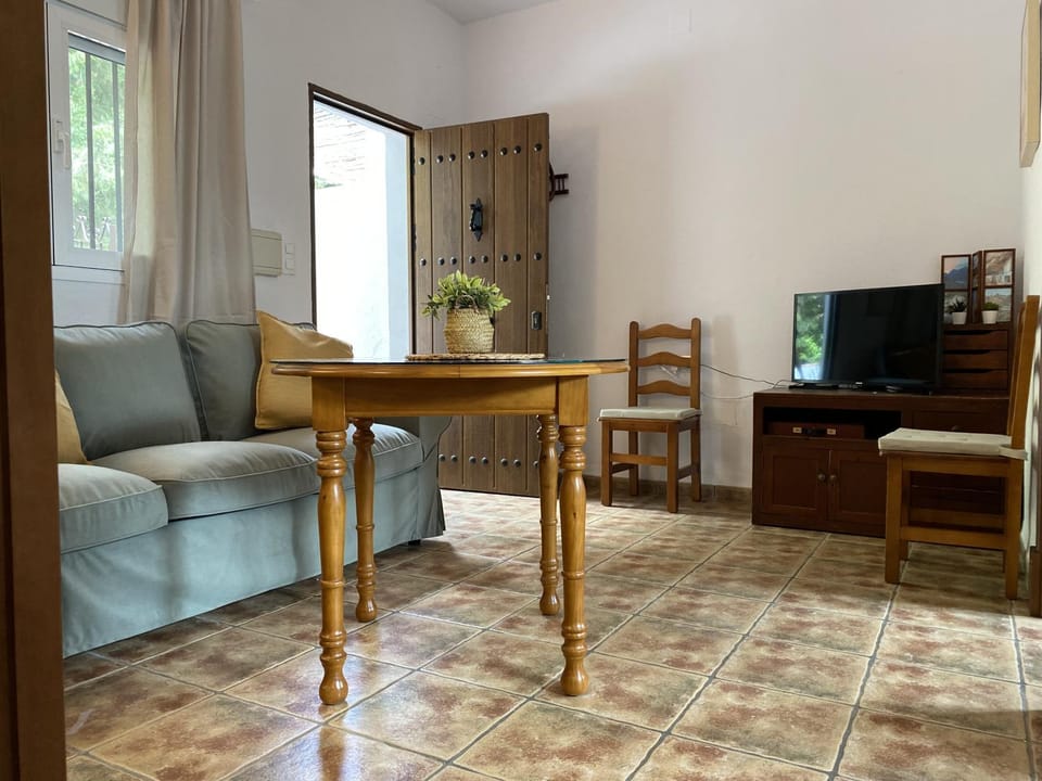TV and multimedia, Living room, Seating area, Dining area